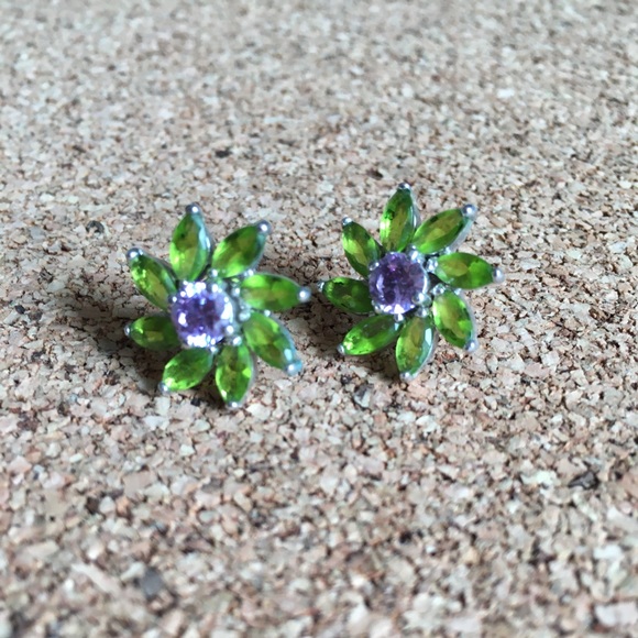 Crystal flower post earrings - Picture 3 of 4